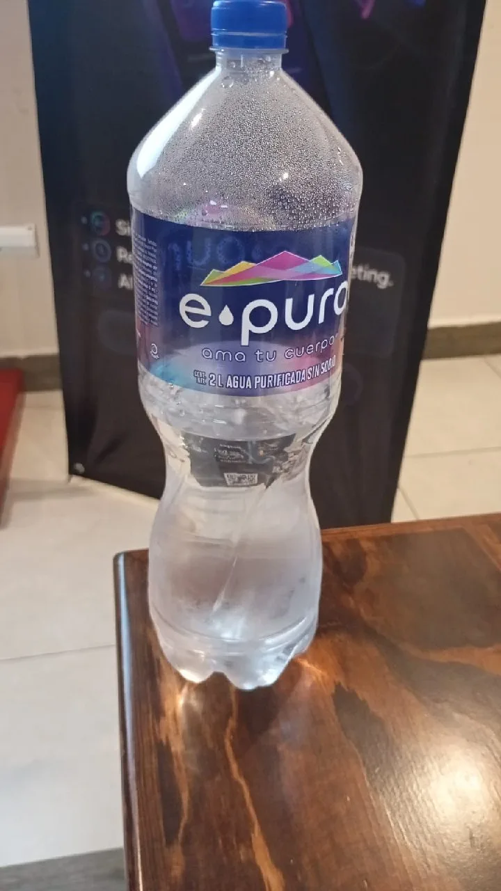 El punto de partida: una botella de agua fotografiada con el teléfono, en la mesa del salón.