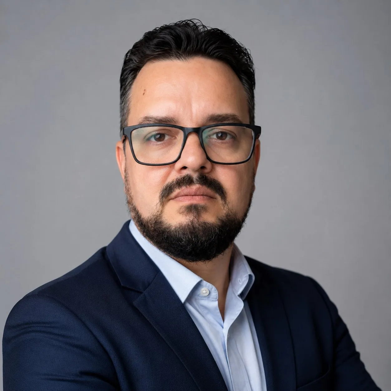Retrato corporativo generado a partir de una selfie tomada con el teléfono.