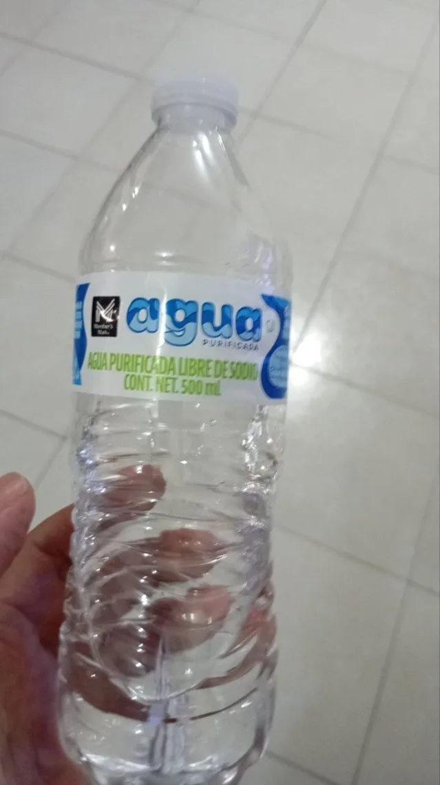 Botella de agua purificada, foto original