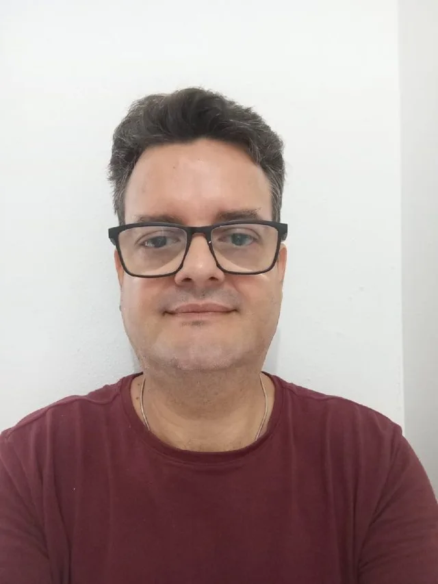 La foto de referencia: una persona real, fondo blanco liso.